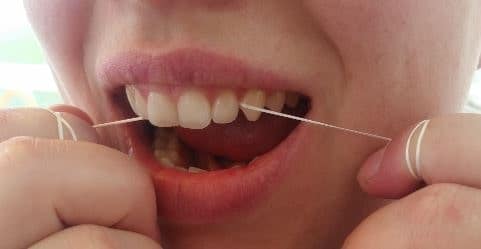 Zahnseide richtig anwenden